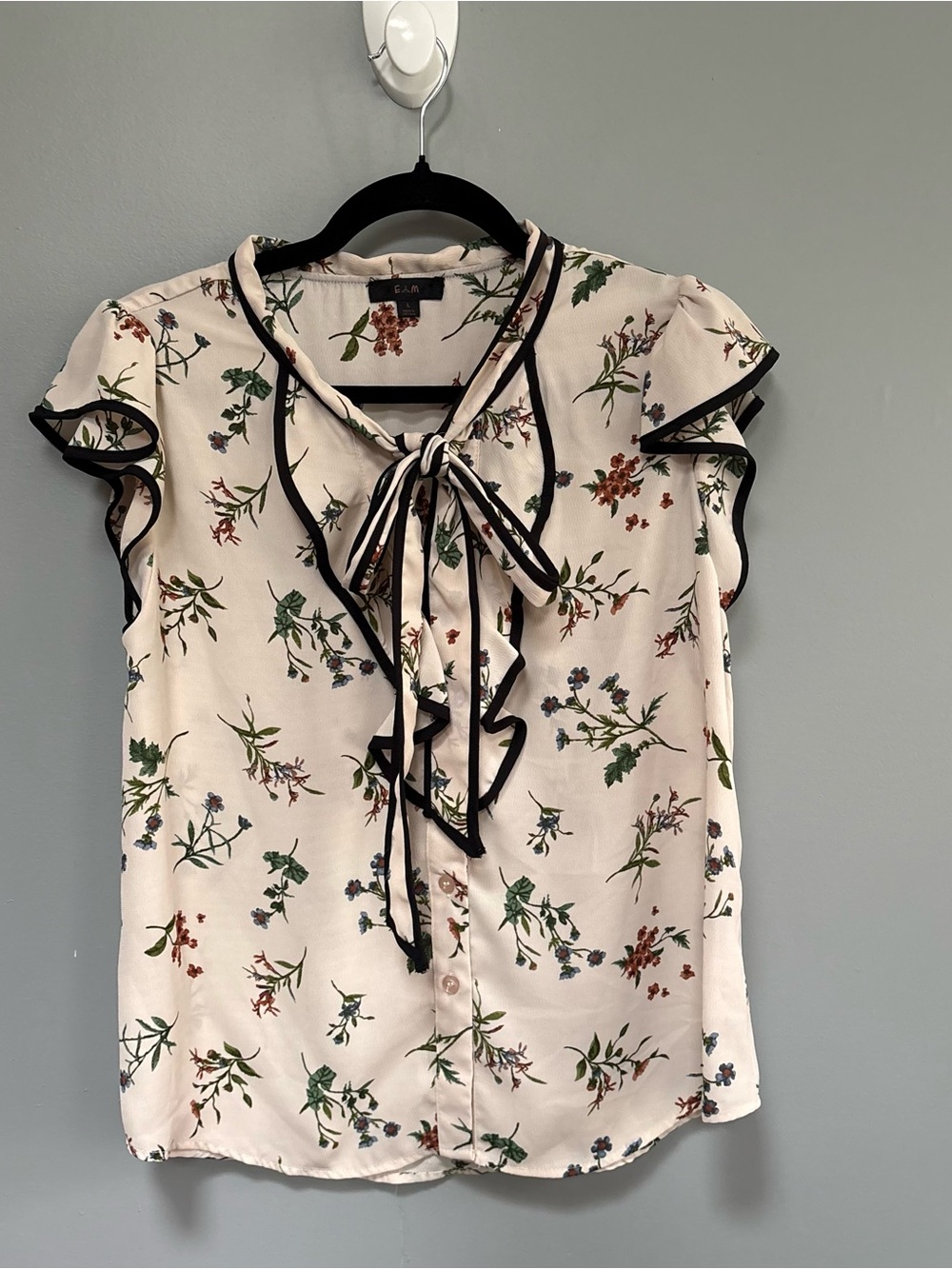 E&M Tie-Neck Floral Ruffle Cap-Sleeve Button Blouse Women’s Cream‎ Black Size L